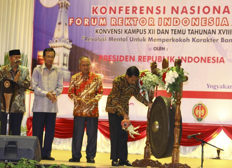 Presiden Joko Widodo memukul gong saat pembukaan Konferensi Nasional Forum Rektor Indonesia 2016 di Auditorium Universitas Negeri Yogyakarta, Sleman, DI Yogyakarta, Jumat (29/1). --Antara--