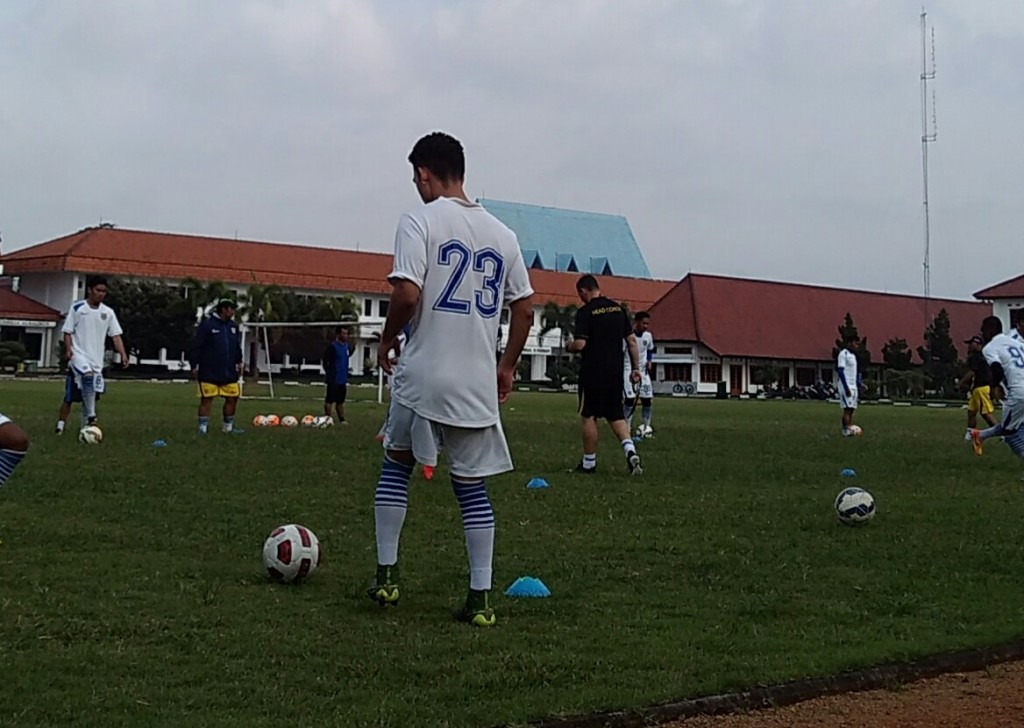 Kim Jeffry Kurniawan menggunakan nomor punggung 23 saat berlatih bersama Persib Bandung. (Foto: MTVN/ Roni Kurniawan)