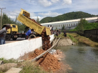 Protes Tidak Direspon, Warga Lhoknga Tutup Aliran Sungai
