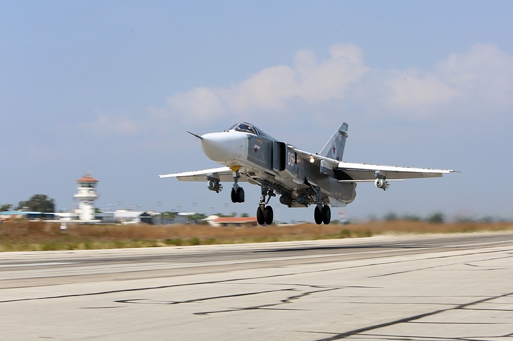 Pesawat jet tempur Rusia tipe Sukhoi Su-24 di pangkalan udara Hmeimim di provinsi Latakia, Suriah, 3 Oktober 2015. (Foto: AFP / ALEXANDER KOTS / KOMSOMOLSKAYA PRAVDA)