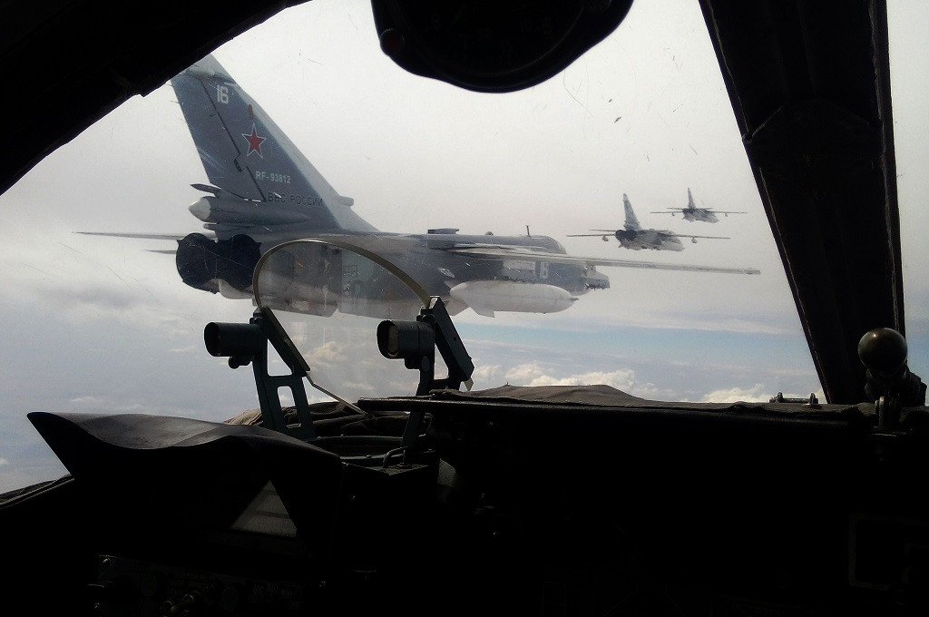Pesawat jet tempur Su-24 (tengah) terbang di wilayah selatan Rusia, 11 Februari 2015. (Foto: AFP / SERGEY VENYAVSKY)