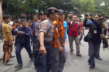 Rekannya Ditangkap, Kader Ormas Serang Polisi
