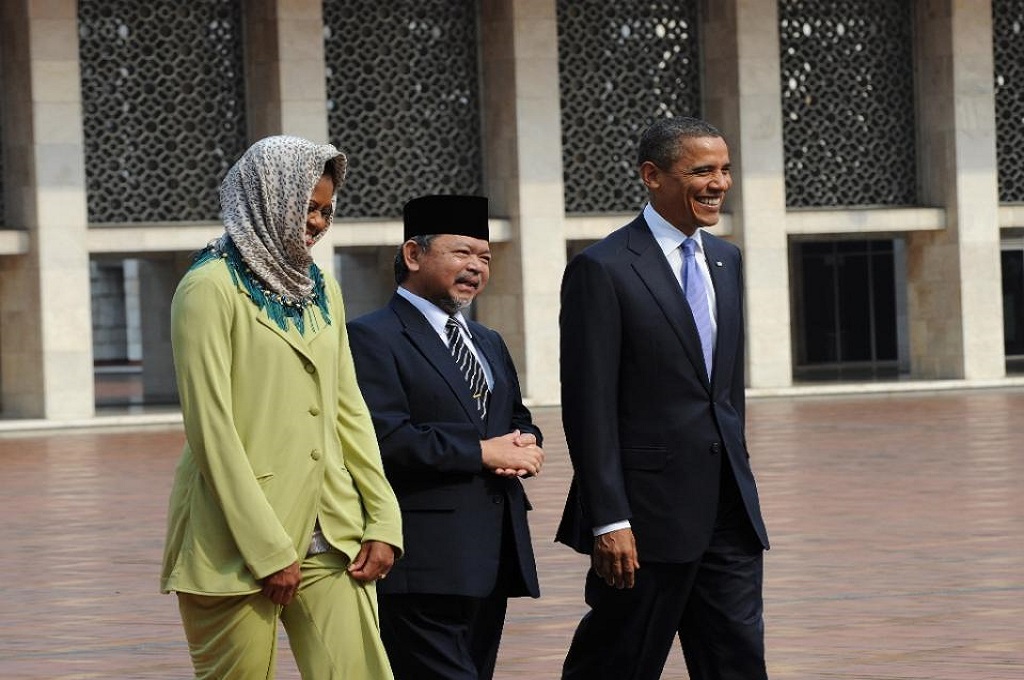 Presiden AS Barack Obama (kanan) beserta istrinya Michelle Obama (kiri) berada di Masjid Istiqlal, Jakarta, 10 November 2010. (Foto: AFP/ADEK BERRY)