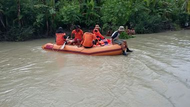 Tujuh Bocah Terseret Arus Sungai Pakijangan