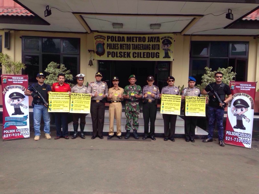 Kapolsek Ciledug Kompol Lambe Patabang Birana bersama jajaran saat membagikan Kartu Sohib Tiga Pilar. Foto: MTVN/ Deny Irwanto.