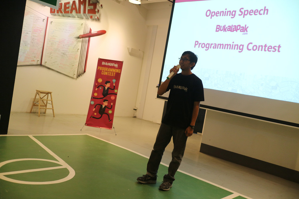 Bukalapak.com menyelenggarakan kompetisi Programming Contest.