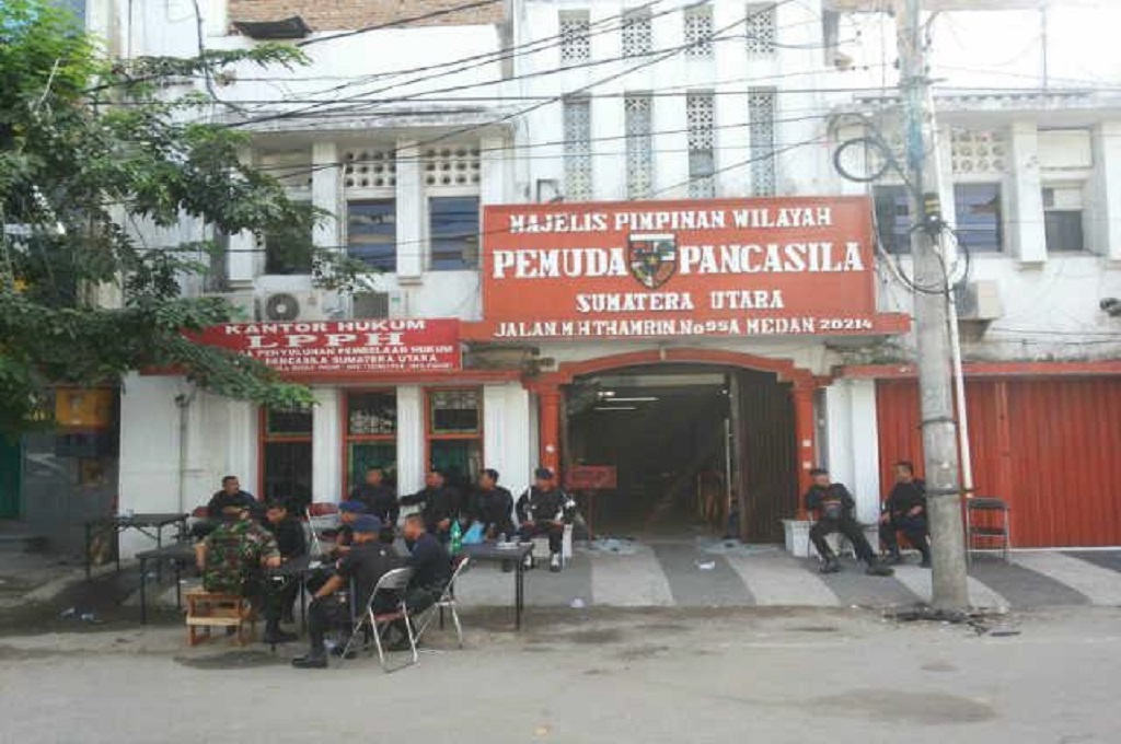 Pengamanan di depan MPW Sumut setelah bentrokan terjadi di Kota Medan, MTVN - Farida Noris