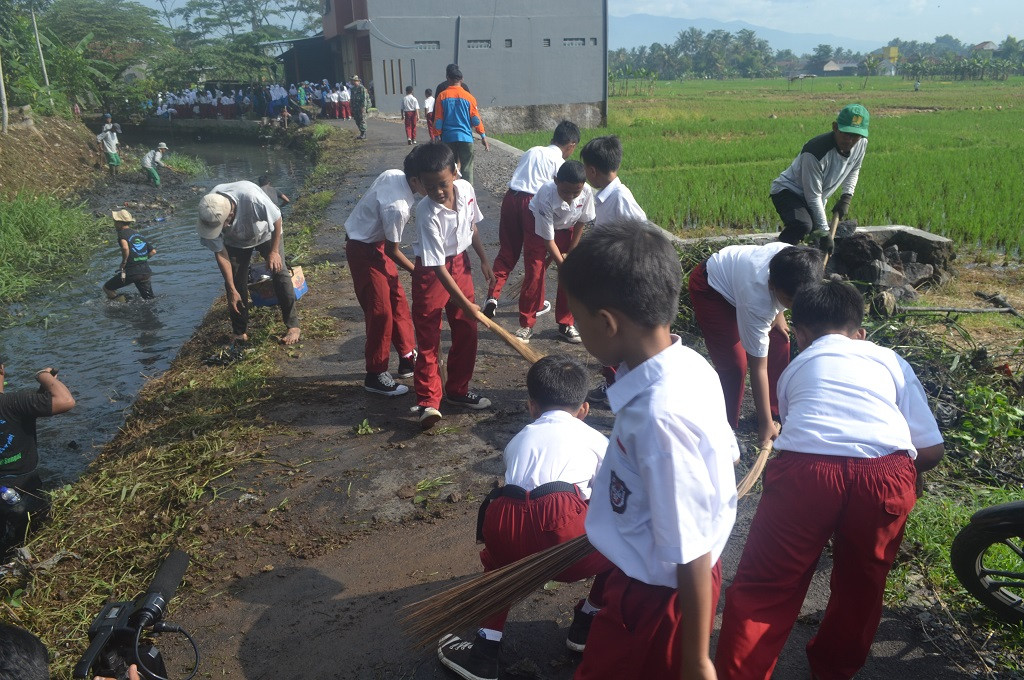 Siswa di Tasikmalaya membersihkan genangan air mengantisipasi nyamuk penular virus DBD, MI - Adi Kristiadi