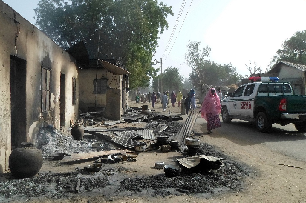 Warga berjalan melewati rumah yang terbakar usai serangan Boko Haram di desa Dalori, Nigeria, 31 Januari 2016. (Foto: AFP/STRINGER)
