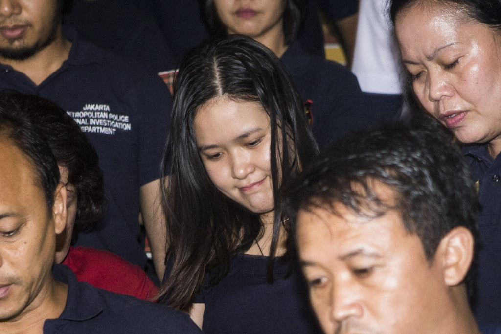 Petugas menggiring Jessica Kumala Wongso ke tahanan usai diperiksa di Direktorat Reserse Kriminal Umum Polda Metro Jaya. (foto: MI/Atet Dwi Pramadia)