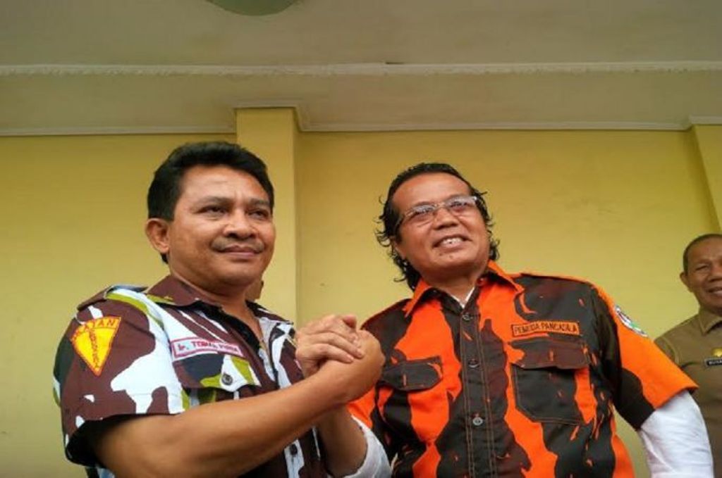 Pengurus PP dan IPK berjabat tangan tanda kesepakatan damai di Kota Medan. Foto: Metrotvnews.com/Budi Warsito