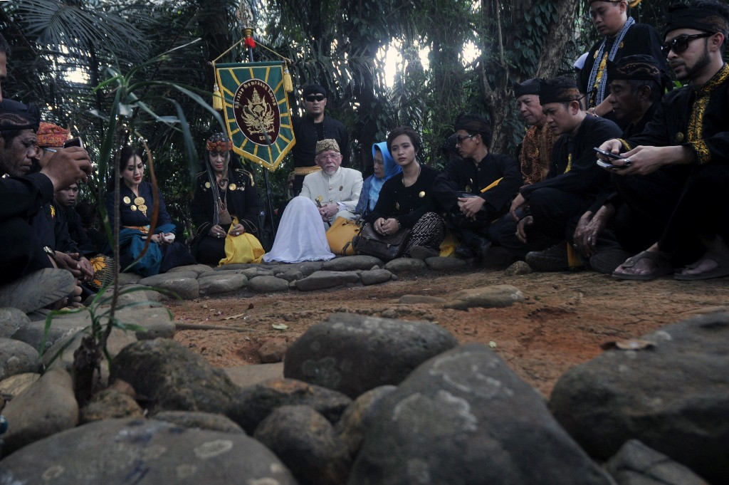Makam Prabu Guru Aji Putih sebelum terendam. Foto: Antara/Novrian Arbi