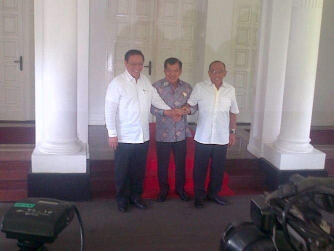 Meeting between Vice President Jusuf Kalla, Aburizal Bakrie and Agung Laksono on Wednesday, February 3, 2016 (Photo: MTVN/Dheri Agriesta)