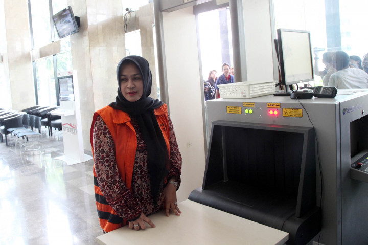 Dorce Gamalama Lepas Kangen dengan Evy di Rutan KPK