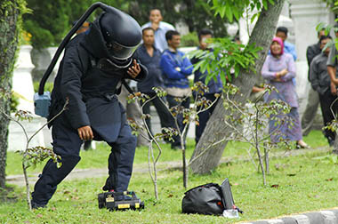 Benda Diduga Bom Ditemukan di Depan Hotel Pullman