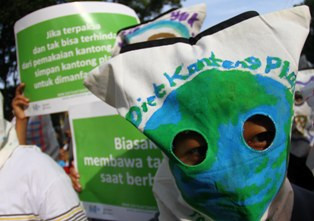 Akhir Februari, Konsumen Harus Bayar Kantong Plastik