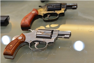 Polisi Tangkap Dua Pria dengan Senjata Api Mainan di Pulo Gadung