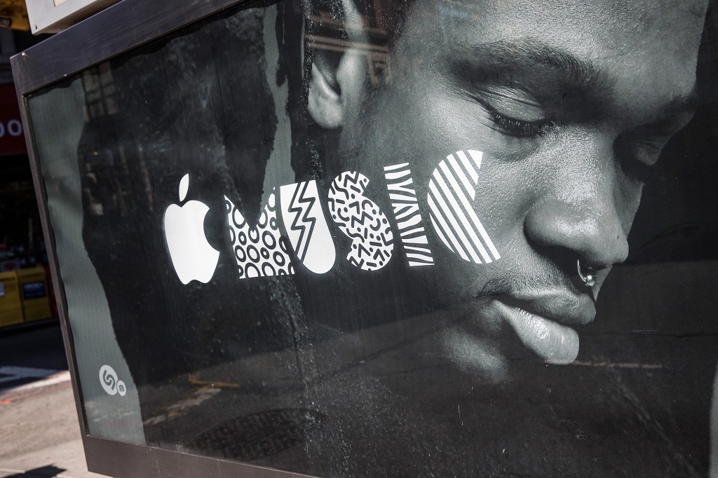 Lagu-lagu yang diunduh dari Apple Music kini dapat disimpan di microSD Card. (Andrew Burton / Getty Images / AFP)