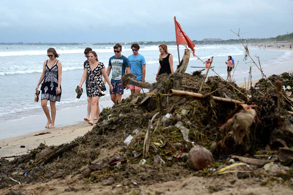 Pantai Kuta Dipenuhi Sampah