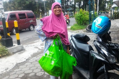 Ibu Ini Lebih Memilih Membawa Kantong Belanja Sendiri