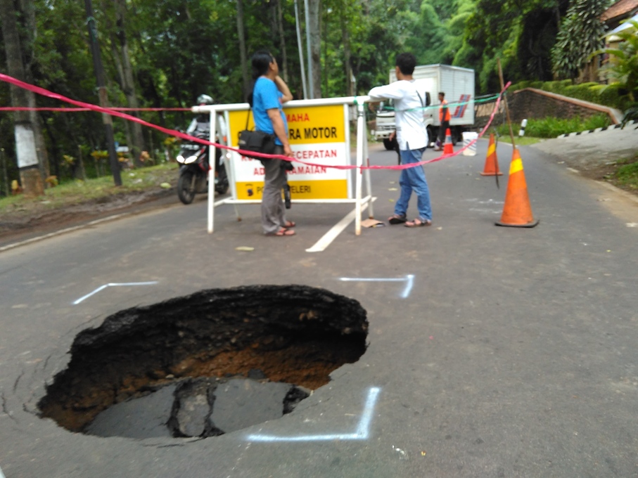 Lubang jalan penghubung Kendal-Temanggung, Jateng ambles sedalam 2 meter. (Metrotvnews.com/Iswahyudi)