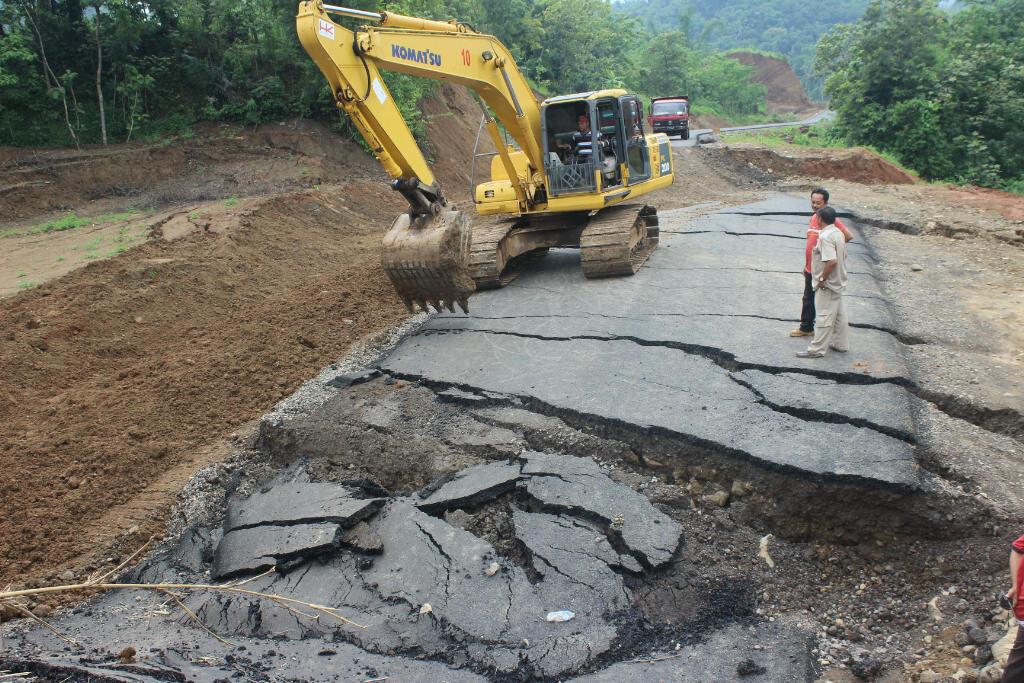 Kondisi jalan ambles di jalur alternatif Jatigede, Sumedang. Foto: Metrotvnews.com/Ismail
