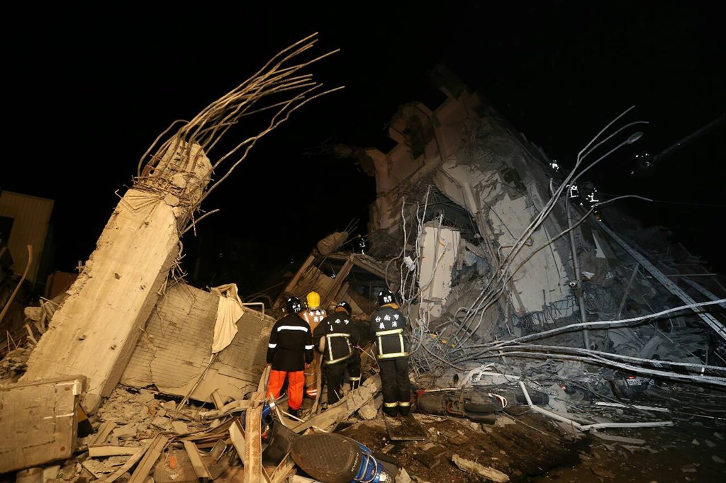 Apartemen yang runtuh akibat gempa di Taiwan (Foto: AFP)