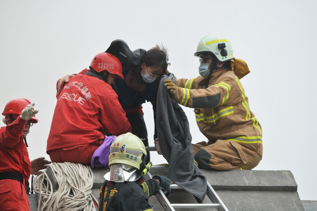 Warga Taiwan yang selamat dari gempa (Foto: AFP)