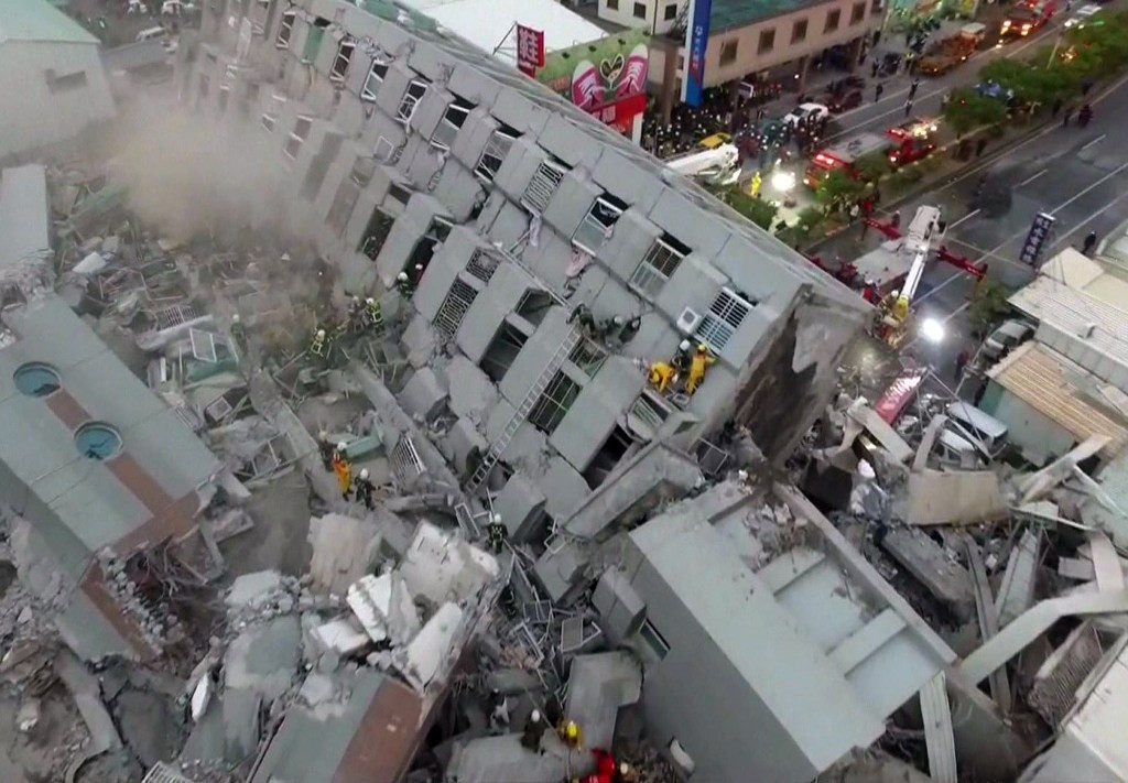 Apartemen yang runtuh akibat gempa di Taiwan (Foto: AFP)