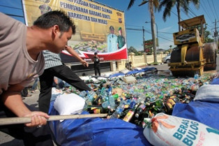 17 Nyawa Melayang, Suami-Istri Penjual Miras Oplosan Diamankan