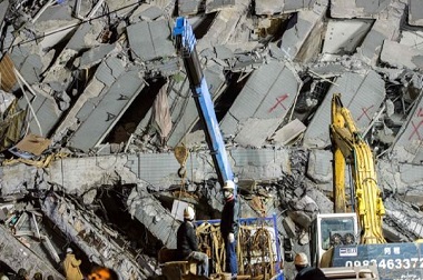 Masih Ada 120 Orang Terjebak Reruntuhan Apartemen di Taiwan