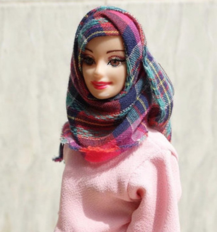 Gadis Asal Nigeria Kenalkan Hijarbie, Boneka Barbie Berhijab 