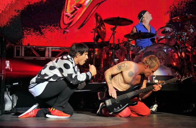 Hampir 20 Tahun, Red Hot Chili Peppers Akhirnya Bawakan Aeroplane