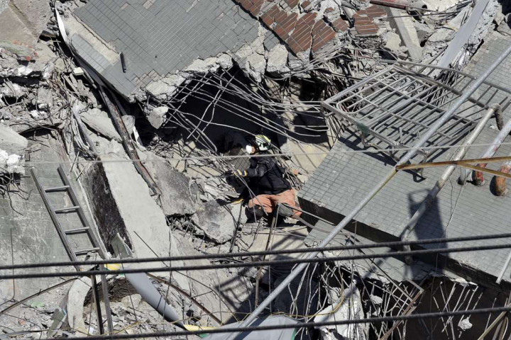 Dua Korban Gempa Taiwan Dievakuasi setelah 50 Jam Terjebak 