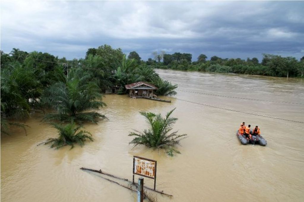 Ribuan Orang Terkena Dampak Banjir di Rokan Hulu Riau  Medcom.id