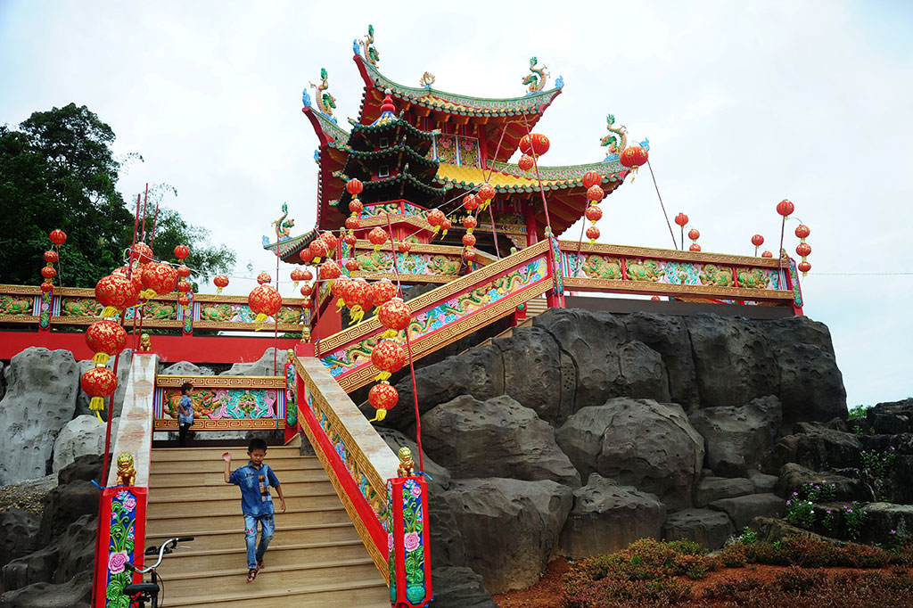 Uniknya Klenteng Fuk Tet Chi, Berdiri di Atas Batu Karang