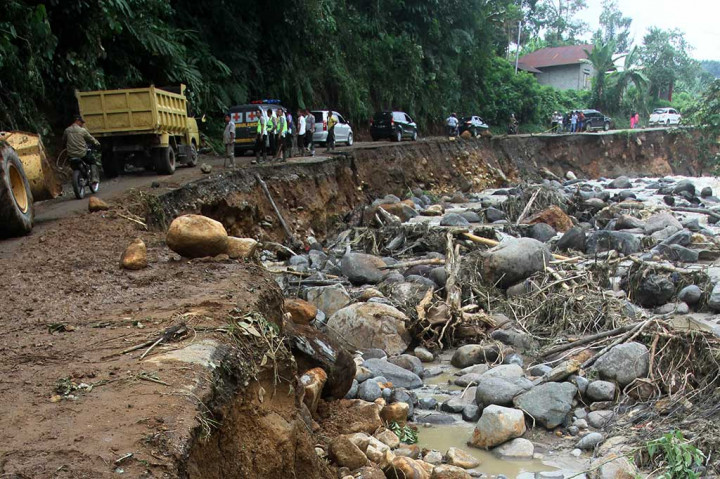 Terkikis Air Sungai, Jalan Provinsi Sumbar-Jambi Ambles