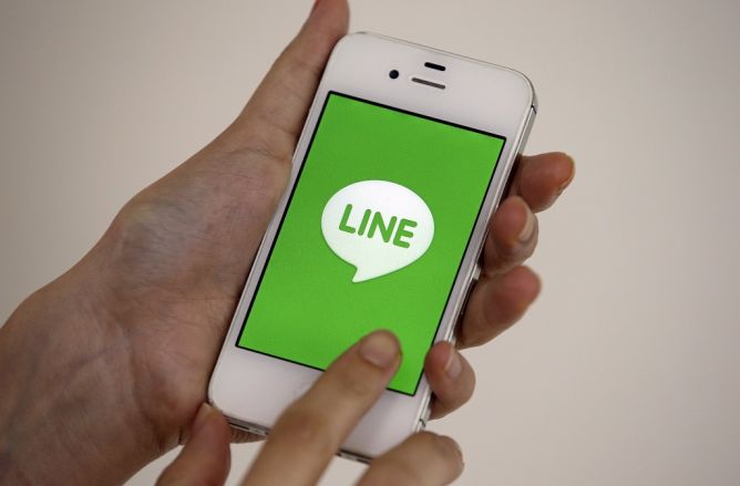 LINE akhirnya memutuskan untuk menghapus stiker bersifat LGBT. (AP Photo/Lee Jin-man)