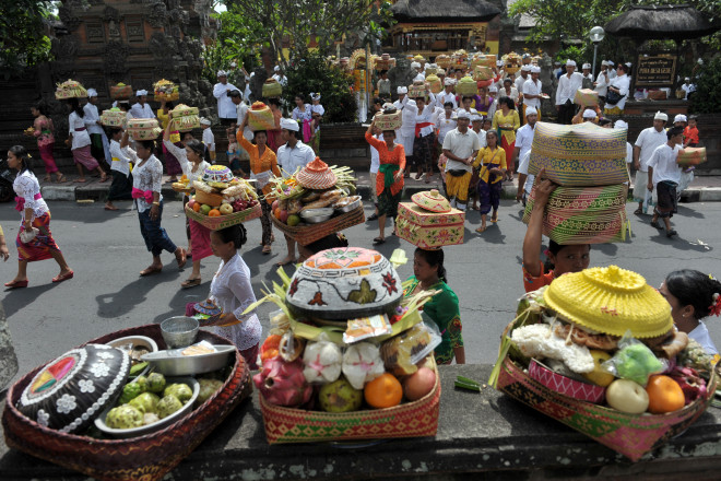 Umat Hindu membawa sesajen dalam persembahyangan Hari Raya Galungan di Ubud, Bali. Persembahyangan berlangsung di semua pura desa-desa adat di Bali. ANTARA FOTO/Nyoman Budhiana