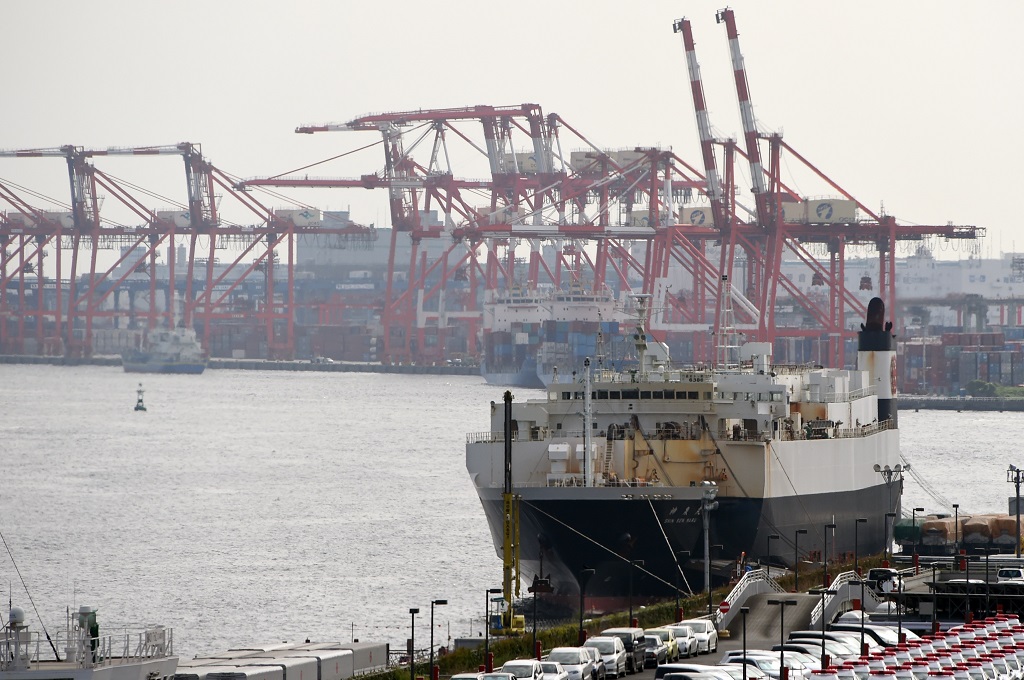 Sebuah kapal kargo merapat di pelabuhan Tokyo, Jepang, 21 Oktober 2015. (Foto: AFP PHOTO / TOSHIFUMI KITAMURA)