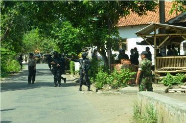 Densus Kembali Geledah Rumah Terduga Teroris di Cirebon