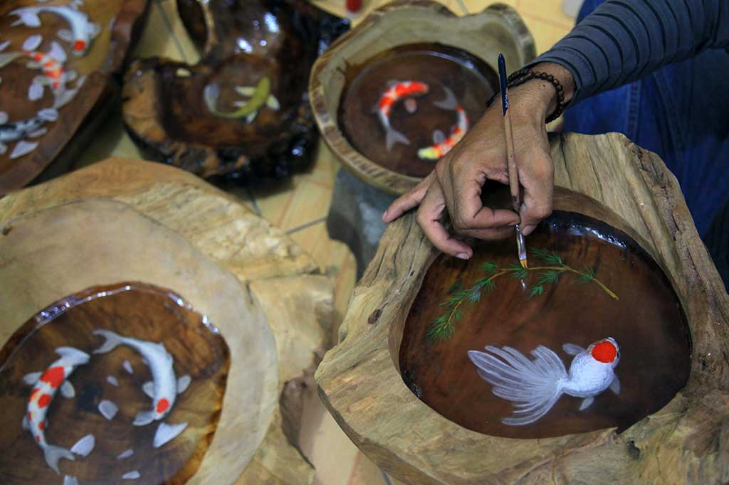 Indahnya Lukisan Tiga Dimensi dari Limbah Kayu