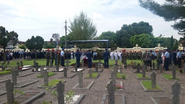 Ratap Anak Mayor Ivy di Makam Pahlawan