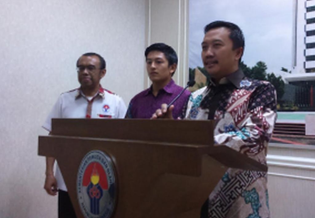 Menpora Imam Nahrawi (kanan) saat menerima Rio Haryanto (tengah) terkait rencana keikutsertaannya mengikuti balapan Formula One (F1) (Foro: MTVN/Rendy)