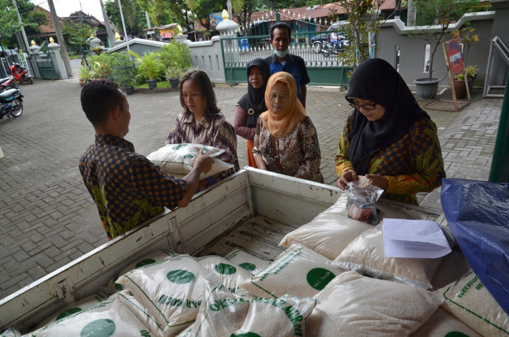Warga mengantri beras murah. (dok Pemkot Yogyakarta)