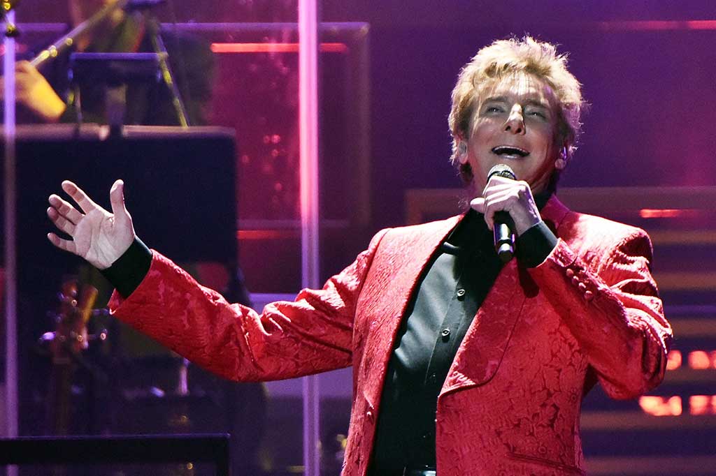 Barry Manilow Dilarikan ke Rumah Sakit