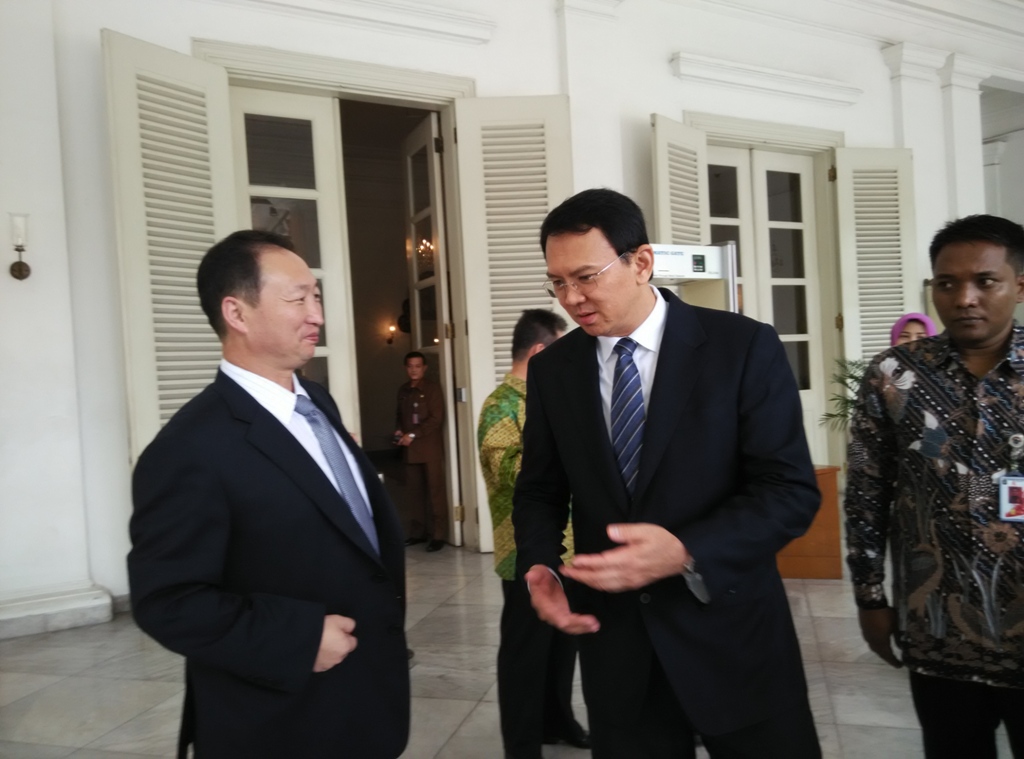 Gubernur DKI Basuki Tjahaja Purnama dan Dubes Korea Utara An Kwang Il di Balai Kota DKI Jakarta, Jumat (12/2/2016). Foto: MTVN/Ciputri