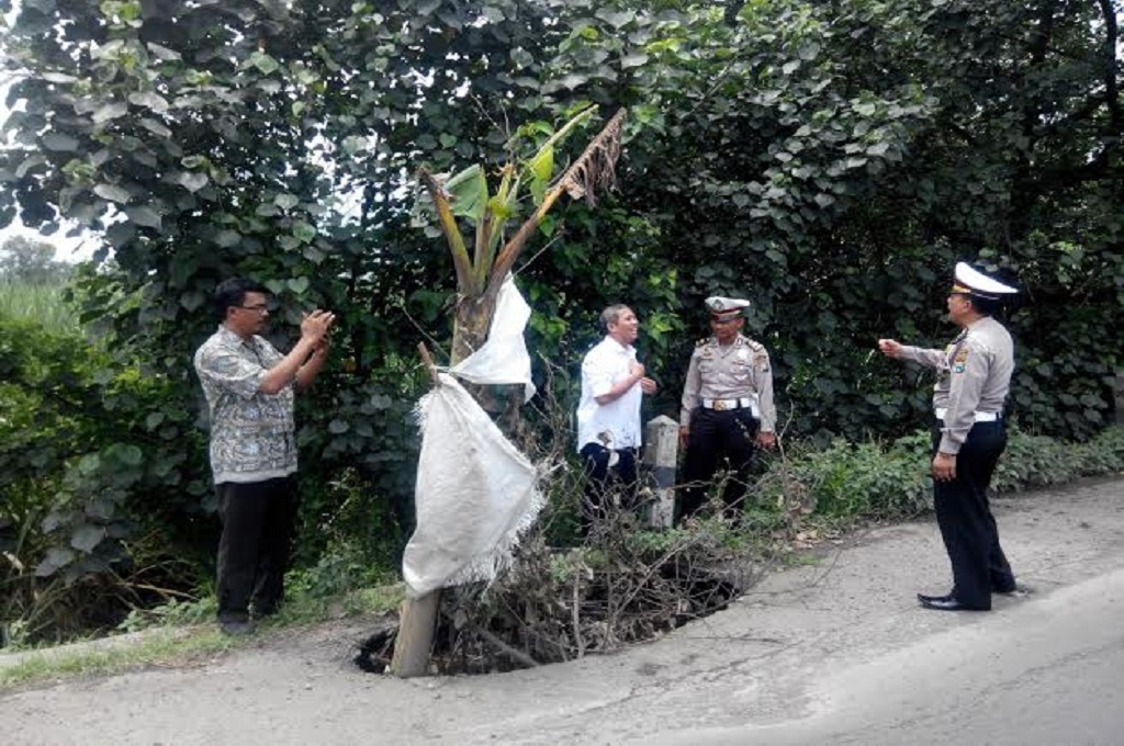 Polisi memberi tanda pada lubang di Jombang, MTVN - Nurul Hidayat