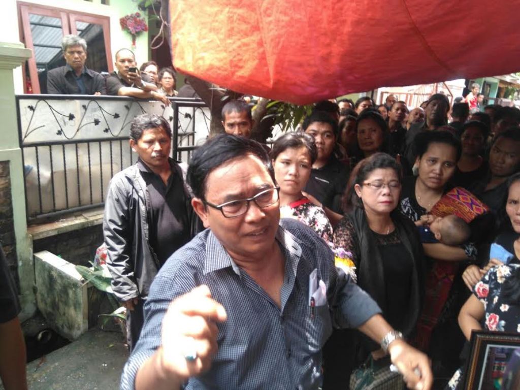 Salah seorang kerabat korban penusukan. (Foto: MTVN/Mulvi)