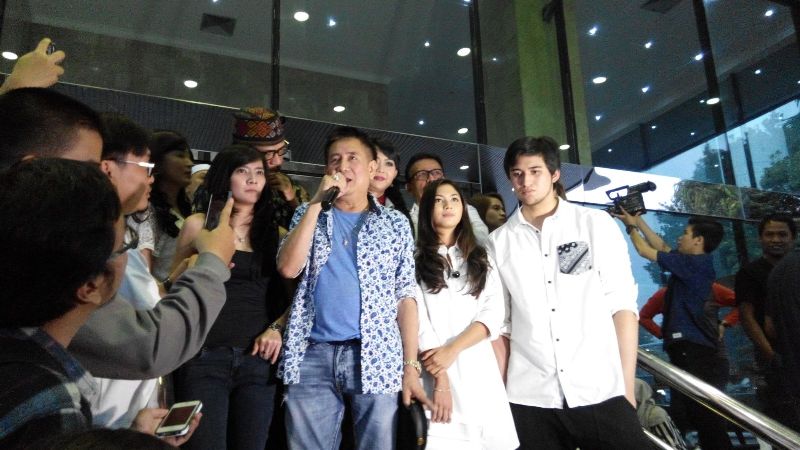 Sys NS bersama Jessica Mila dan Sabda Ahessa di KPK Foto:MTVN/Yogi